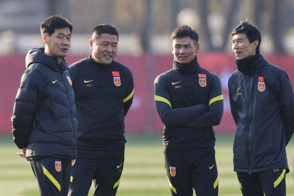 《爱的厘米》《爱尔兰人》、《好莱坞往事》、《小妇人》、《小丑》、《婚姻故事》、《1917》、《极速车王》、《利刃出鞘》、《冰雪奇缘2》、《狮子王》、《疾速备战》、《遗失的环节》、《我失去了身体》、《茜宝》、《痛苦与荣耀》、《驯龙高手3》、《悲惨世界》、《天气之子》、《性感炸弹》、《热气球飞行家》等纷纷曝光了公关海报，你最看好哪部？《爱尔兰人》片场《爱尔兰人》取材自查尔斯;布兰特在2004年所写的纪实文学《听说你刷房子了》( I Heard You Paint Houses)，讲述的是黑社会杀手;爱尔兰佬弗兰克;谢兰的故事，书名是一句;黑话，暗指职业杀手执行任务时血溅在墙上和地板上